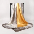 Foulard in seta satinata 90cm con motivo paisley oro e grigio su supporto minimalista - 90x90cm / Giallo Oca