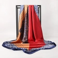 Sciarpa di seta vintage con stampa paisley rossa e dorata su un supporto in metallo nero - 90x90cm / Borgogna