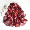 Sciarpa lunga floreale bordeaux con rose bianche e rosse in tessuto leggero ed elegante - Stampa Floreale Nero e Rosso