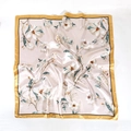 Nahaufnahme von Magnolien-Print auf beigem Satin-Viereckstuch mit goldenem Rand - 90*90cm / Hellgelb