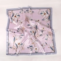 Satiniertes quadratisches Halstuch mit Magnolienprint und elegantem grauen Rand - 90*90cm / Hellviolett