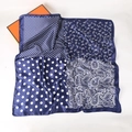 Sciarpa in seta blu scuro con stampe paisley e pois su uno sfondo bianco puro - Pois Blu Notte