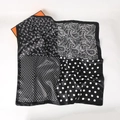 Foulard quadrato in seta con pois e motivo paisley bianco e nero su scatola arancione - Pois Nero