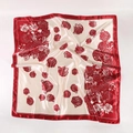 Dettaglio della stampa rose rosse su foulard in raso bianco con bordo rosso scuro lucido - Rosso
