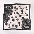 Dettaglio della stampa floreale con rose bianche e nere su raso lucido di seta - Nero e Bianco