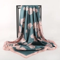 Foulard quadrato in seta verde scuro con rose rosa esposto su un supporto in metallo - Base Verde Scuro con Fiori Rosa / Blu