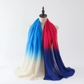 Detail eines leichten Schals mit Farbverlauf in Himmelblau und Magenta für Damen - Rosenrot bis Dunkelblau Farbverlauf (Farbe 4)