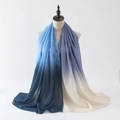 Détail de l'écharpe légère dégradée en coton et lin aux tons bleu et beige naturel - Dégradé Bleu Ciel à Bleu Marine (Couleur 8)
