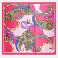 Detail van roze zijden sjaal met gedetailleerde paisley en bloemmotieven design - Paisley - Roosrood