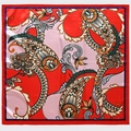 Detail van de rode zijden sjaal met paisley-patroon en glanzende satijnen afwerking - Paisley Rood