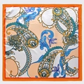 Detail van paisley zijden sjaal met fel oranje rand en ingewikkelde patronen erop - Paisley Oranje