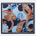 Detail van een vierkante satijnen zijden sjaal met klassieke paisley- en bloemmotieven - Marine Paisley
