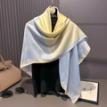 Foulard di seta satinata 110x110cm blu e beige esposto su una gruccia elegante - 110*110cm (Sensazione Seta) / Blu Chiaro Misto Beige
