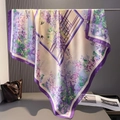 Carré en satin de soie à fleurs violettes avec hirondelles et bordures foncées - Taille unique / Floral Violet