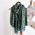 Sciarpa vintage in seta nero e oro con motivi a vortice su una gruccia di legno - 180*90CM / Verde