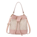 Detail der Eimer-Tasche aus rosa Kunstleder und Stroh mit goldenen Beschlägen - Rosa
