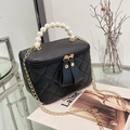 Sac boîte matelassé noir avec poignée en perles et bandoulière chaîne dorée - Noir