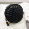 Bolso bandolera redondo negro con acolchado en V y elegante borla de cadena dorada - Negro