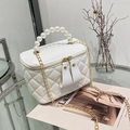 Sac seau matelassé blanc avec poignée en perles et bandoulière dorée femme - Blanc