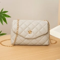 Beigefarbene Stepptasche mit goldenem Blumenverschluss und feiner Metall-Kettenriemen - Grau