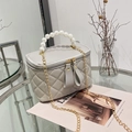 Sac seau matelassé blanc cassé avec poignée en perles et chaîne dorée - Gris