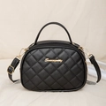 Elegante borsa a mano trapuntata nera con logo in metallo dorato e tracolla regolabile - Nero