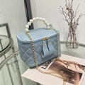 Sac seau matelassé bleu clair avec anse en perles et chaîne dorée pour femme élégante - Bleu
