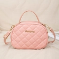 Borsa a mano ovale rosa trapuntata con logo dorato e tracolla regolabile elegante - Rosa