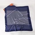 Marineblauwe zijden satijnen vierkante sjaal met houndstooth en stippen op geschenkdoos - Marineblauw Hahnentritt Polka Dot