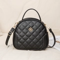 Borsa a tracolla trapuntata nera con logo floreale dorato e manico su sfondo bianco - Nero