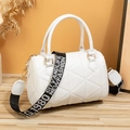 Bolso Boston acolchado blanco con asas dobles y correa de hombro ancha desmontable - Blanco