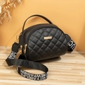Sac bandoulière noir matelassé avec double fermeture éclair et sangle large colorée - Noir