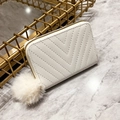 Cartera corta blanca acolchada con costuras en V y colgante de pompón suave - Blanco