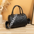 Elegante bolso cilíndrico negro acolchado con herrajes dorados y correa ancha - Negro