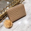 Cartera corta acolchada en marrón claro con costuras en V y pompón de piel sintética - Caqui