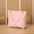 Dettaglio della borsa tote rosa trapuntata con ricamo a V e manico a catena dorata - Rosa
