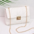 Piccola borsa quadrata bianca trapuntata con tracolla a catena dorata e chiusura in metallo - Bianco