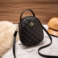 Mini borsa a tracolla trapuntata nera con chiusura a quadrifoglio dorata e cinturino - Nero