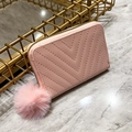 Cartera corta acolchada rosa loto para mujer con colgante de pompón y cremallera dorada - Rosa