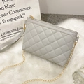 Borsa a tracolla trapuntata grigio chiaro con catena dorata e motivo a rombi - Grigio chiaro