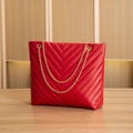 Dettaglio borsa in pelle rossa con catene dorate e trapuntatura a V stile chevron - Rosso