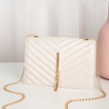 Elegante borsa a tracolla trapuntata bianca con pendente a nappa dorata e catena - Trapuntatura a Chevron / Bianco
