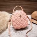 Mini borsa a tracolla trapuntata rosa con fibbia floreale dorata e cinturino - Rosa