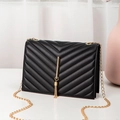 Piccola borsa a tracolla nera con trapuntatura a V, catena dorata e nappa - Trapuntatura a Chevron / Nero