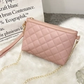 Borsa a tracolla rosa trapuntata con catena dorata e cerniera su pelliccia sintetica - Rosa