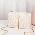 Borsa a tracolla beige trapuntata con catena dorata e dettaglio nappa elegante - Trapuntato / Bianco