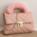 Borsa a tracolla trapuntata rosa con manico in pelliccia sintetica e catena d'oro - Rosa