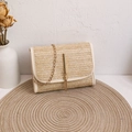 Beige Stroh-Kettentasche mit Webmuster und Metallquasten-Detail in stilvollem Ambiente - Quasten-Stil / Weiß