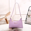 Sac sous le bras lavande à motif crocodile et logo doré dans un décor élégant - 21*6.5*16 / Violet