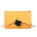Borsa a tracolla gialla in similpelle con catena dorata e bordo a patta ondulata - Giallo